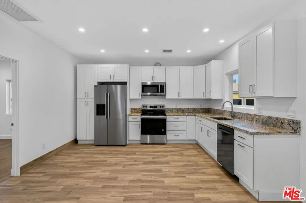 17625 Burbank Boulevard Encino, CA 91316