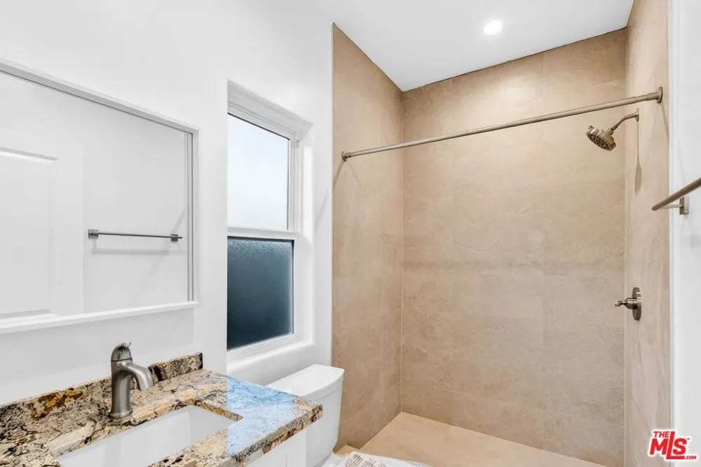 17625 Burbank Boulevard Encino, CA 91316