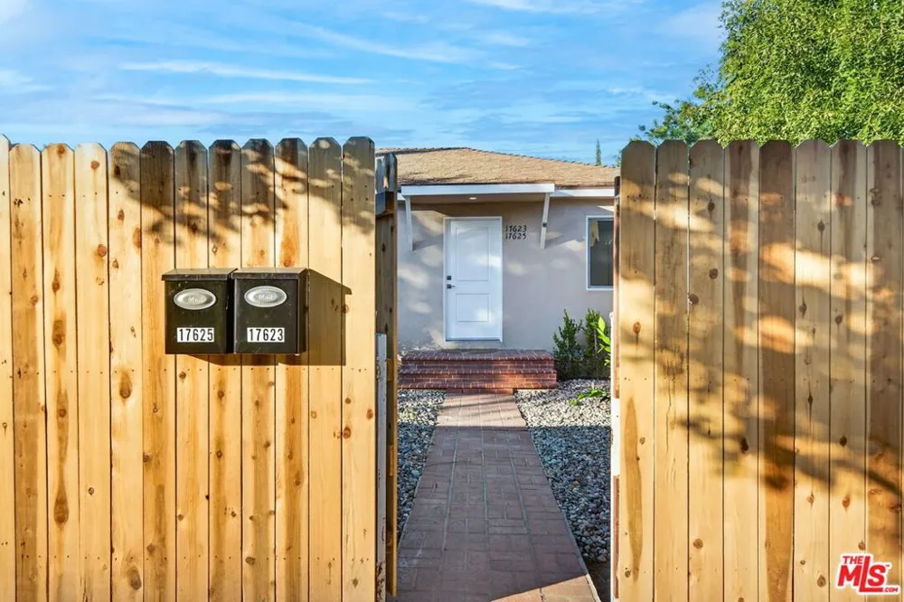 17625 Burbank Boulevard Encino, CA 91316