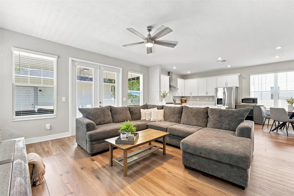 1915 W STATE STREET Tampa, FL 33606