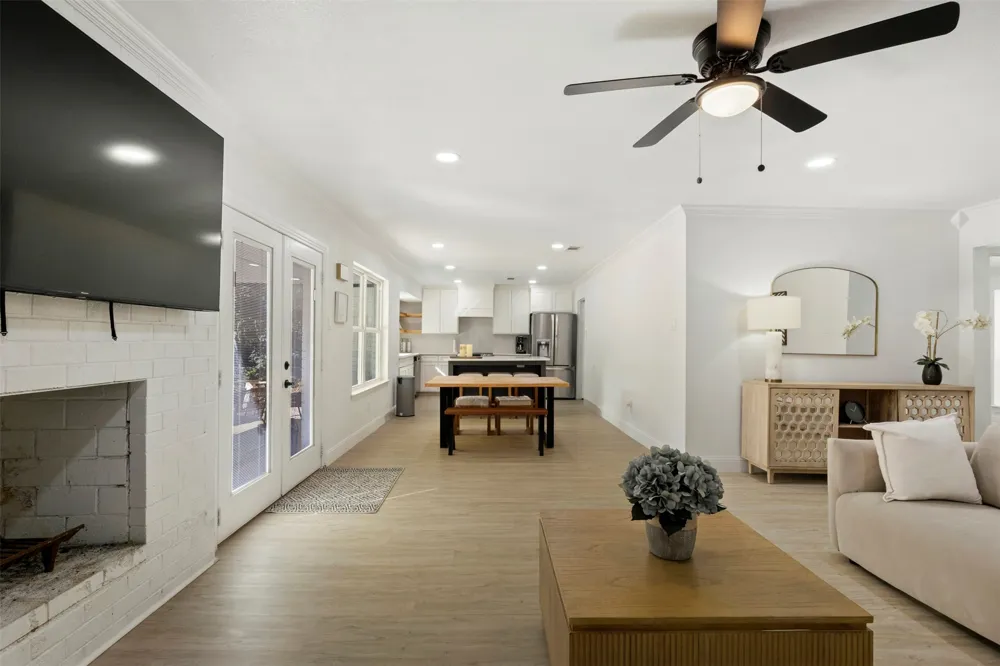 102 Amy Court Burleson, TX 76028