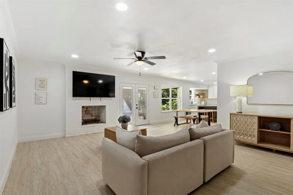 102 Amy Court Burleson, TX 76028