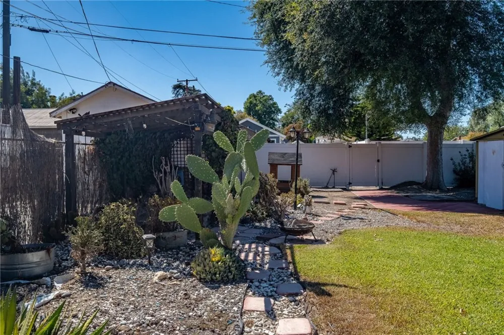 812 S Howard Corona, CA 92879