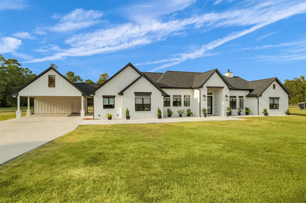 73 County Road 633 Dayton, TX 77535
