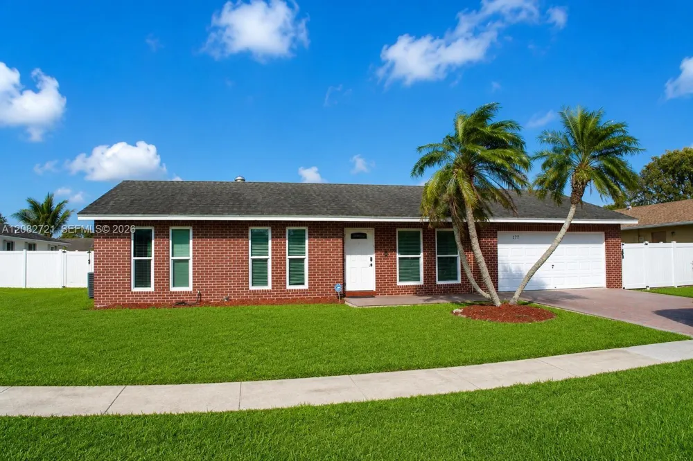 177 Dove Cir Royal Palm Beach, FL 33411