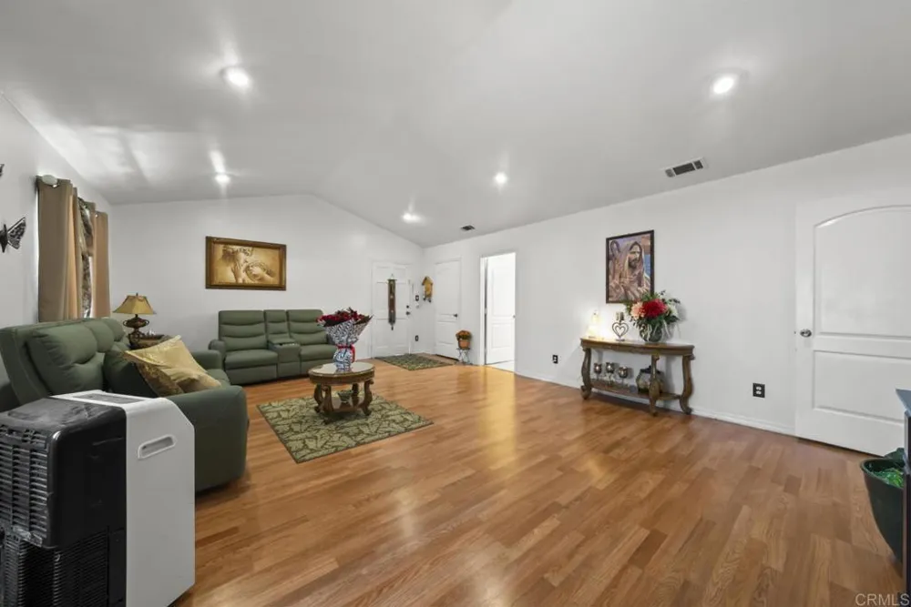 10520 California Avenue South Gate, CA 90280