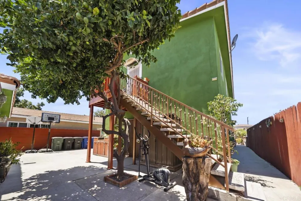 10520 California Avenue South Gate, CA 90280