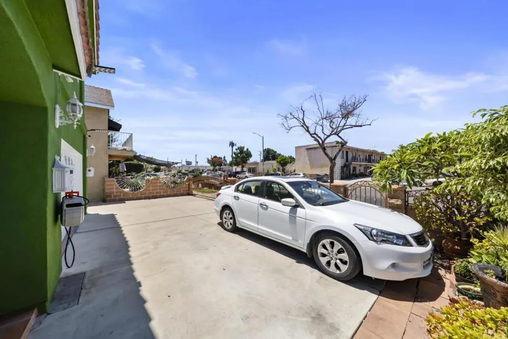 10520 California Avenue South Gate, CA 90280