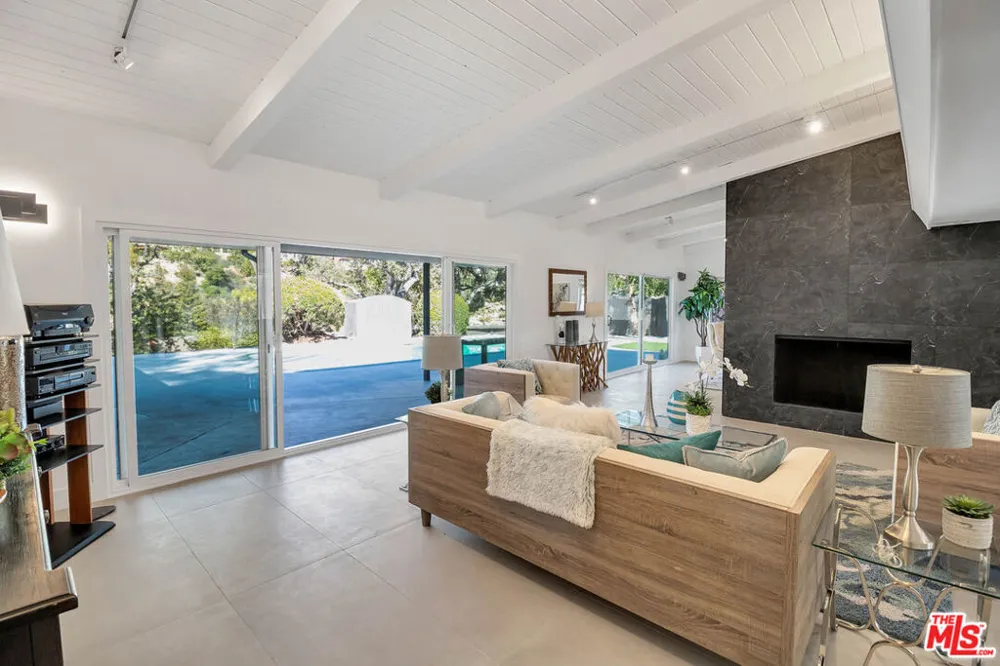 16047 Meadowcrest Road Sherman Oaks, CA 91403