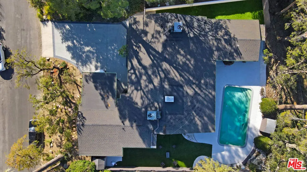 16047 Meadowcrest Road Sherman Oaks, CA 91403
