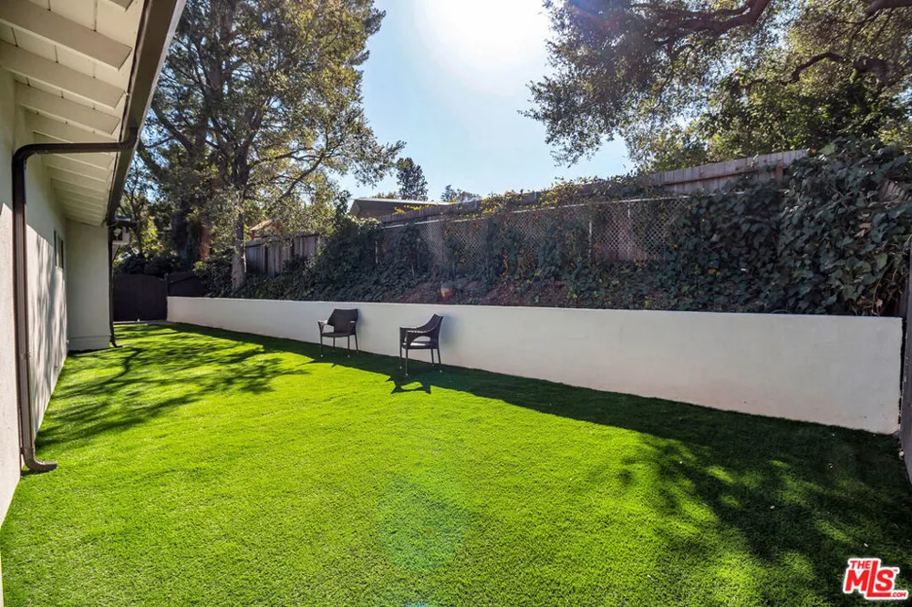 16047 Meadowcrest Road Sherman Oaks, CA 91403