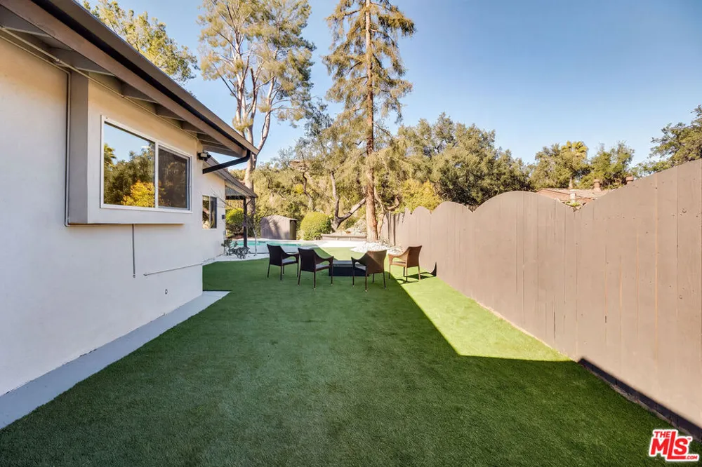 16047 Meadowcrest Road Sherman Oaks, CA 91403