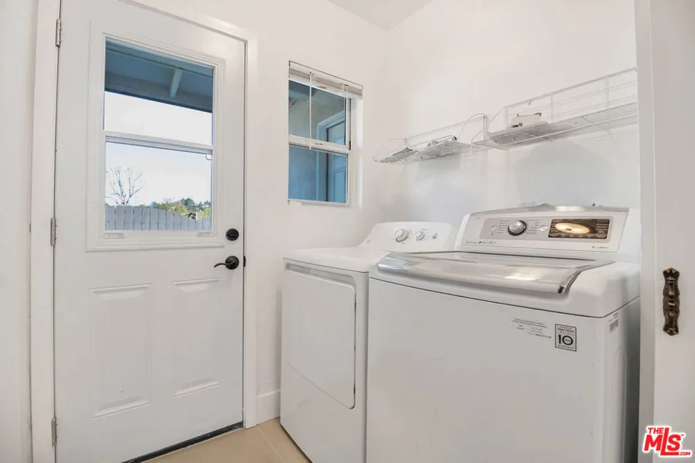 16047 Meadowcrest Road Sherman Oaks, CA 91403
