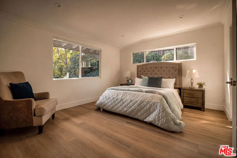 16047 Meadowcrest Road Sherman Oaks, CA 91403