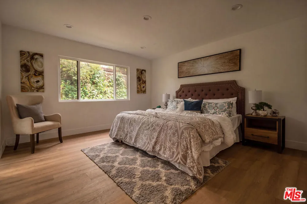 16047 Meadowcrest Road Sherman Oaks, CA 91403