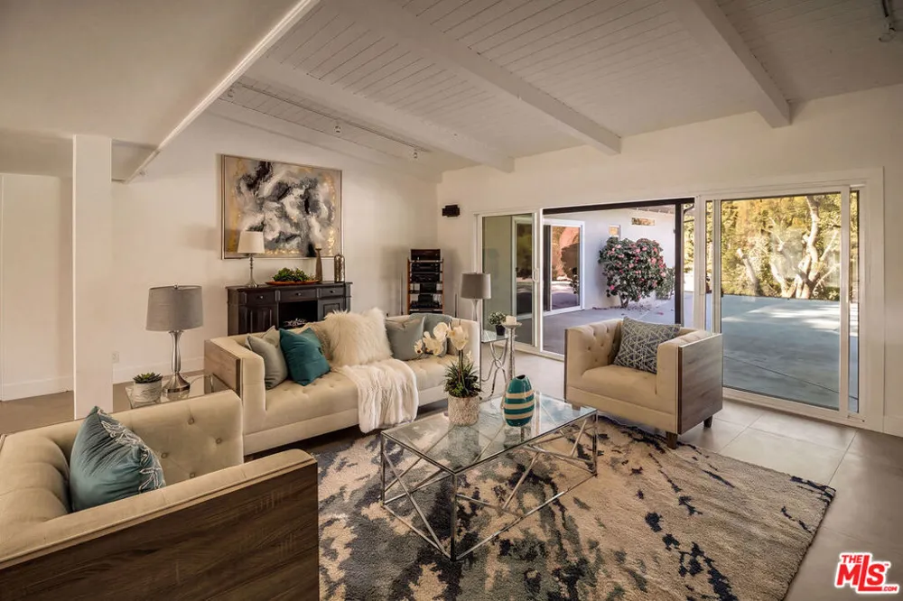 16047 Meadowcrest Road Sherman Oaks, CA 91403
