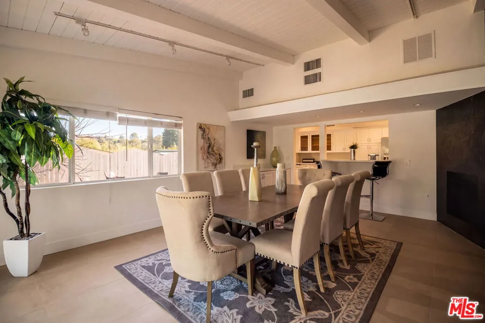 16047 Meadowcrest Road Sherman Oaks, CA 91403
