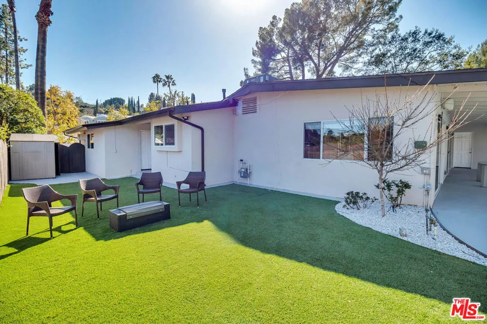 16047 Meadowcrest Road Sherman Oaks, CA 91403