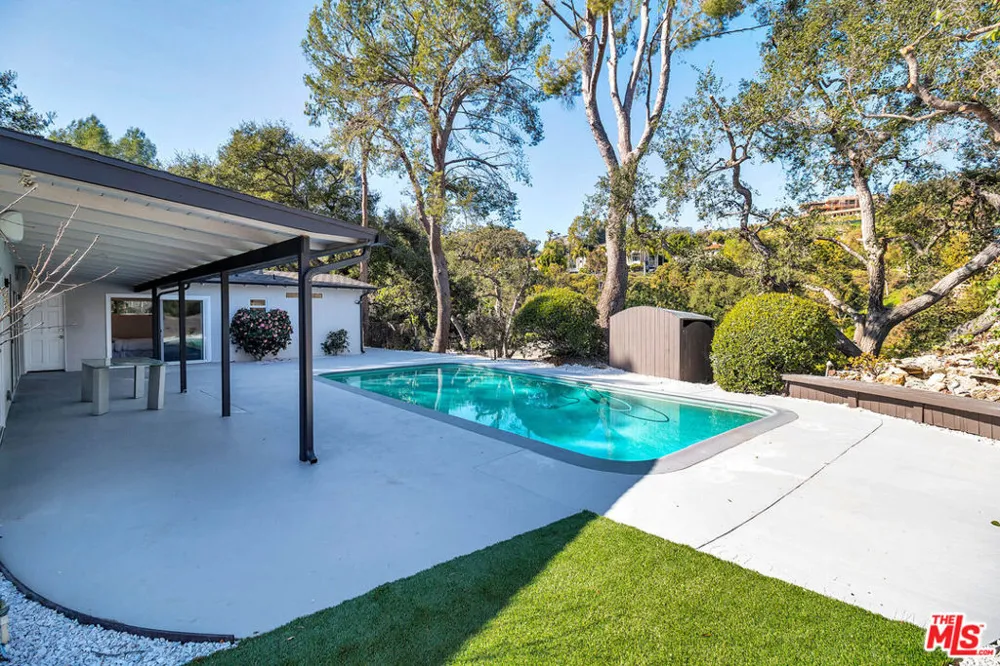 16047 Meadowcrest Road Sherman Oaks, CA 91403