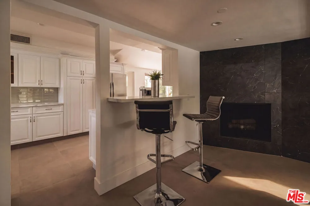 16047 Meadowcrest Road Sherman Oaks, CA 91403