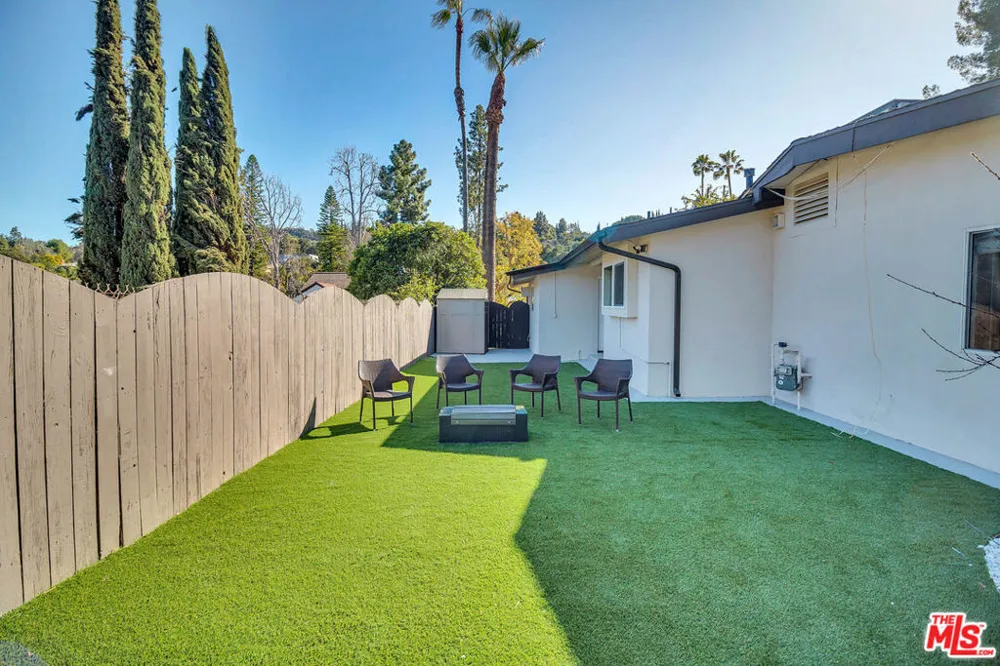 16047 Meadowcrest Road Sherman Oaks, CA 91403