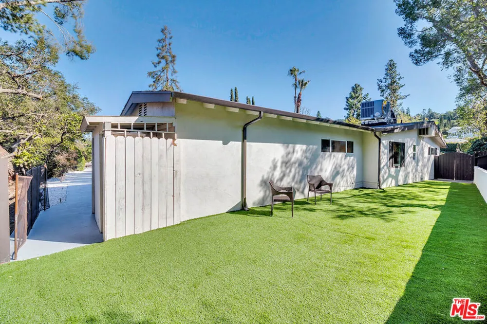 16047 Meadowcrest Road Sherman Oaks, CA 91403