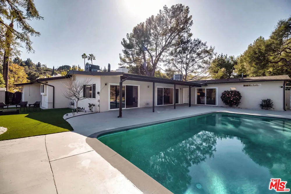 16047 Meadowcrest Road Sherman Oaks, CA 91403