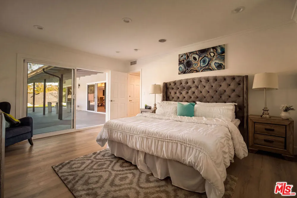 16047 Meadowcrest Road Sherman Oaks, CA 91403