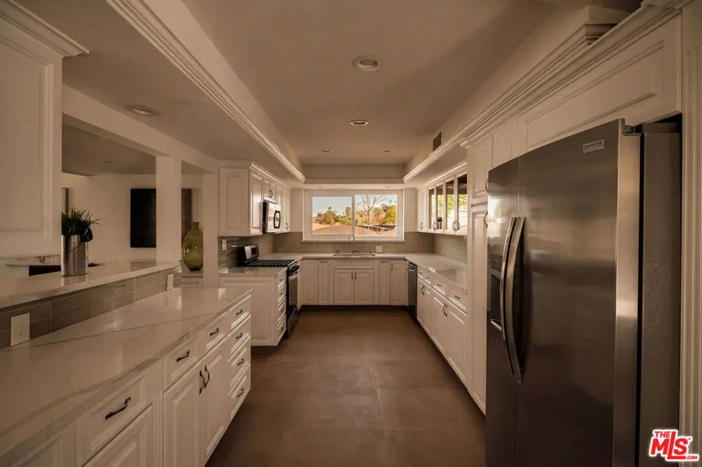 16047 Meadowcrest Road Sherman Oaks, CA 91403