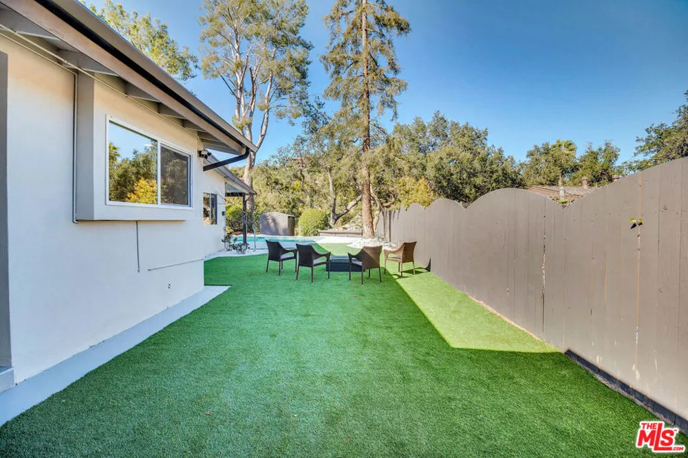 16047 Meadowcrest Road Sherman Oaks, CA 91403