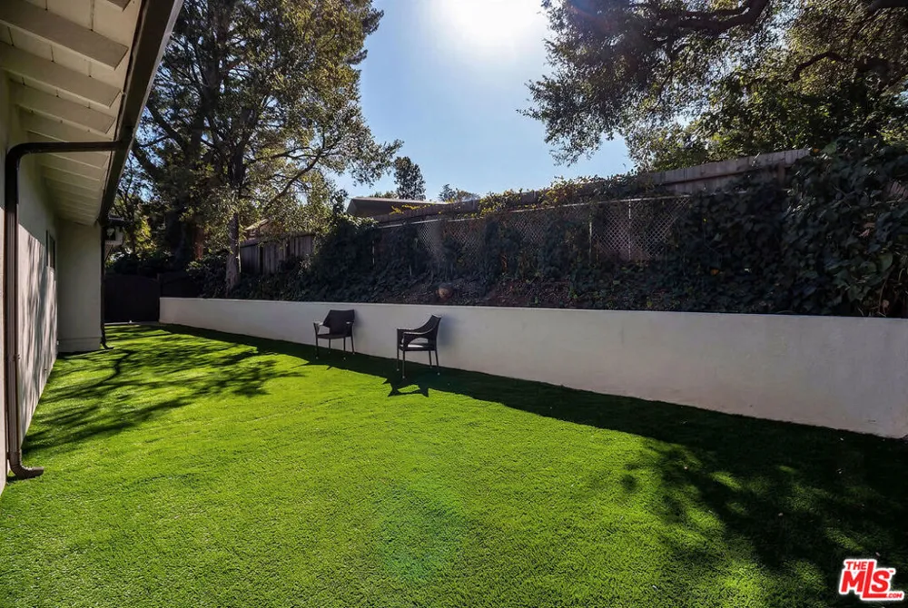 16047 Meadowcrest Road Sherman Oaks, CA 91403