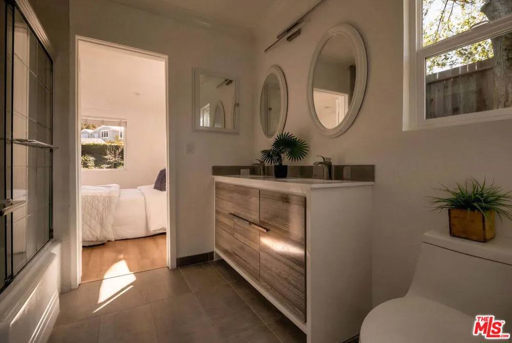 16047 Meadowcrest Road Sherman Oaks, CA 91403