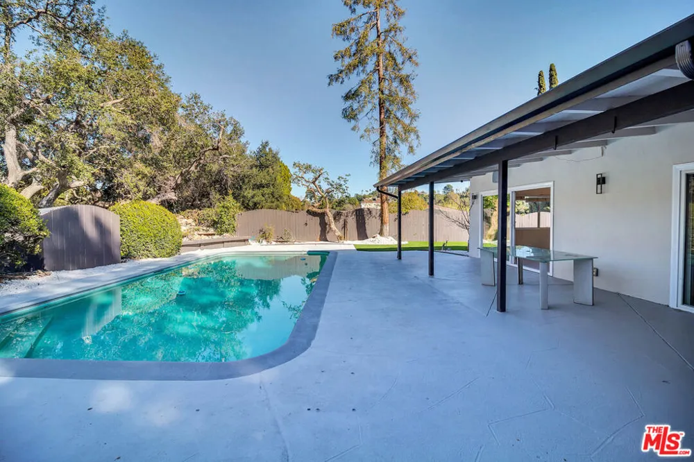 16047 Meadowcrest Road Sherman Oaks, CA 91403