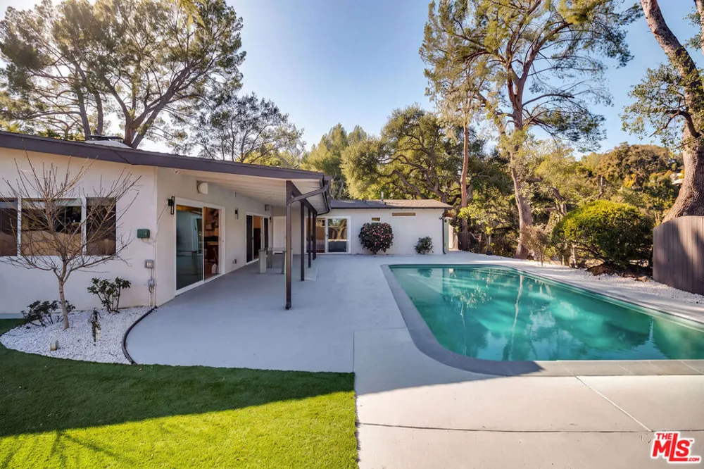16047 Meadowcrest Road Sherman Oaks, CA 91403