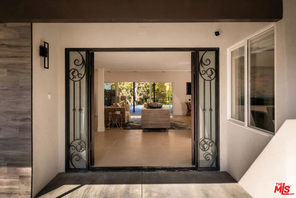 16047 Meadowcrest Road Sherman Oaks, CA 91403