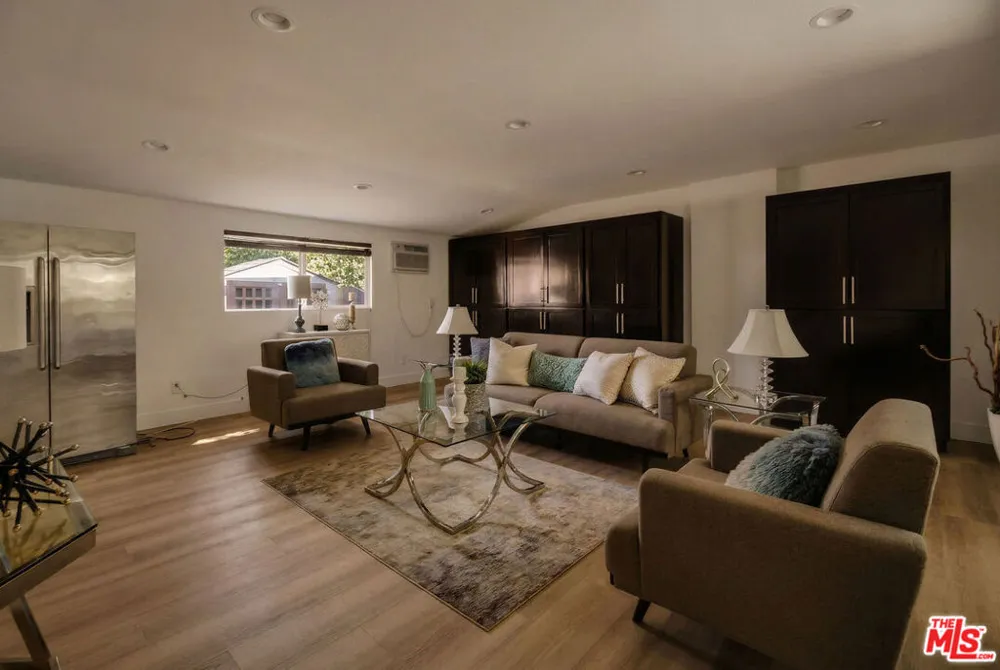 16047 Meadowcrest Road Sherman Oaks, CA 91403