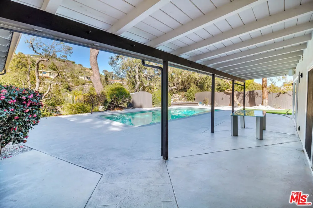 16047 Meadowcrest Road Sherman Oaks, CA 91403