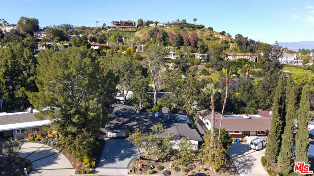 16047 Meadowcrest Road Sherman Oaks, CA 91403
