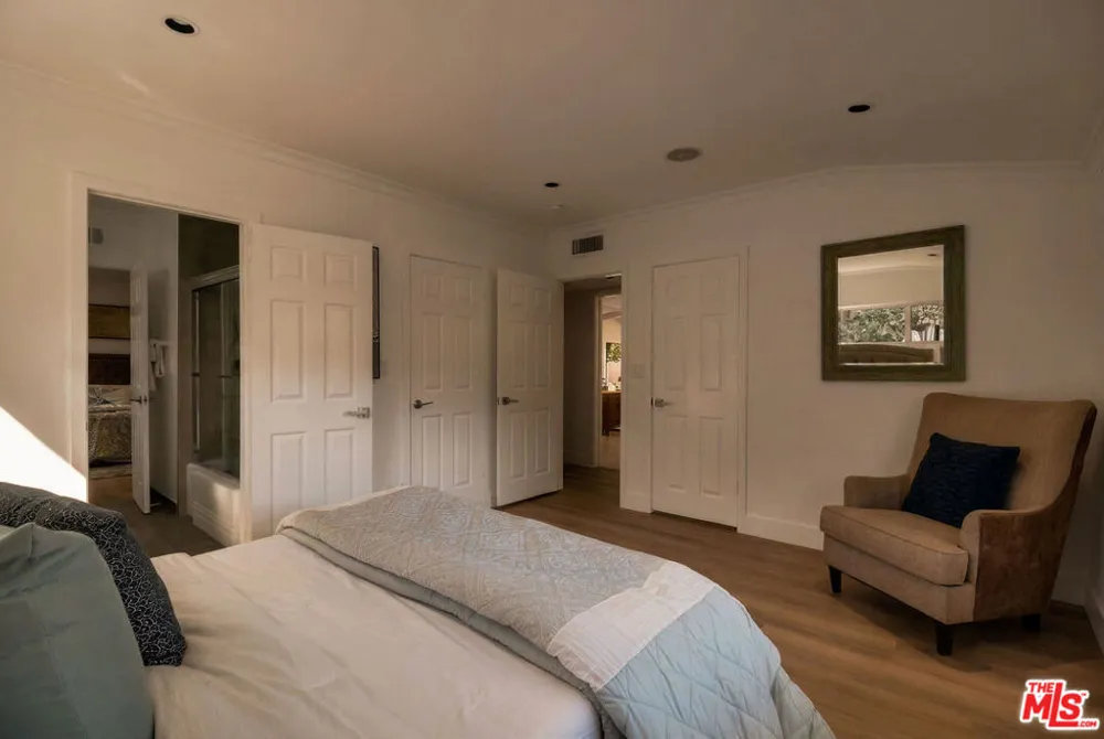 16047 Meadowcrest Road Sherman Oaks, CA 91403