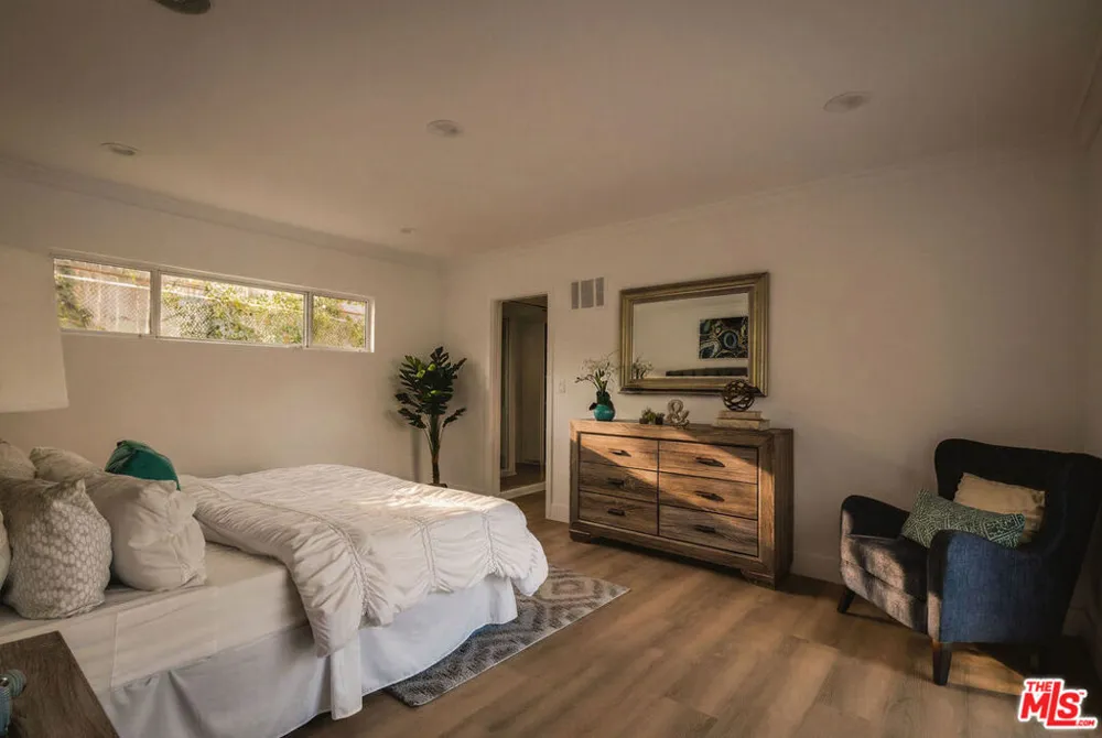 16047 Meadowcrest Road Sherman Oaks, CA 91403
