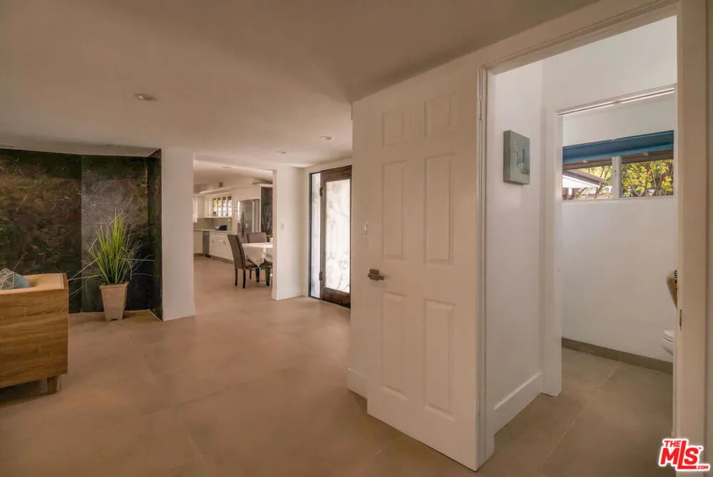 16047 Meadowcrest Road Sherman Oaks, CA 91403