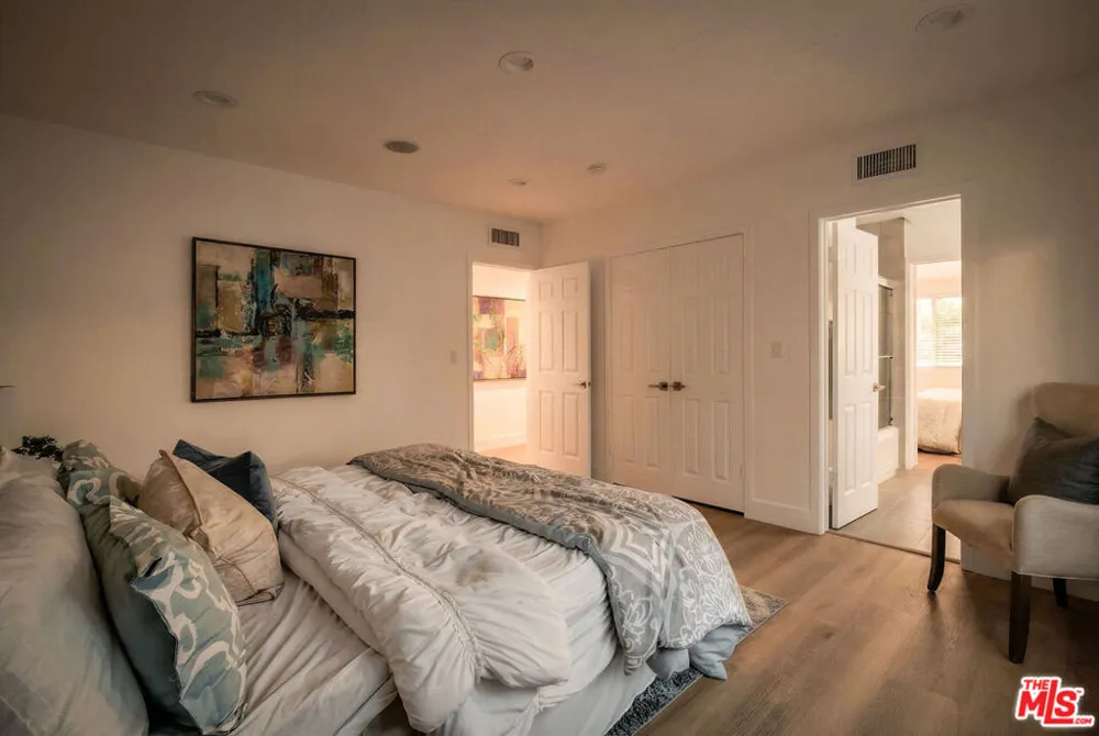 16047 Meadowcrest Road Sherman Oaks, CA 91403