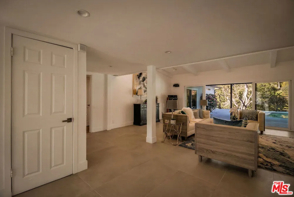 16047 Meadowcrest Road Sherman Oaks, CA 91403