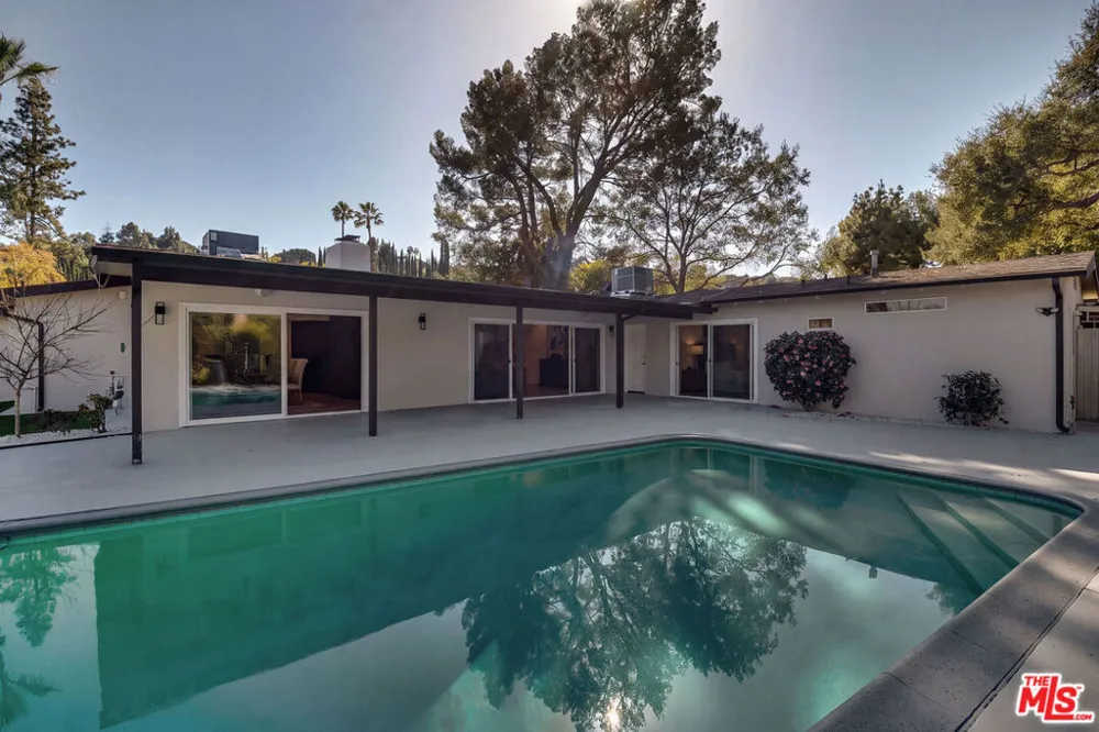16047 Meadowcrest Road Sherman Oaks, CA 91403