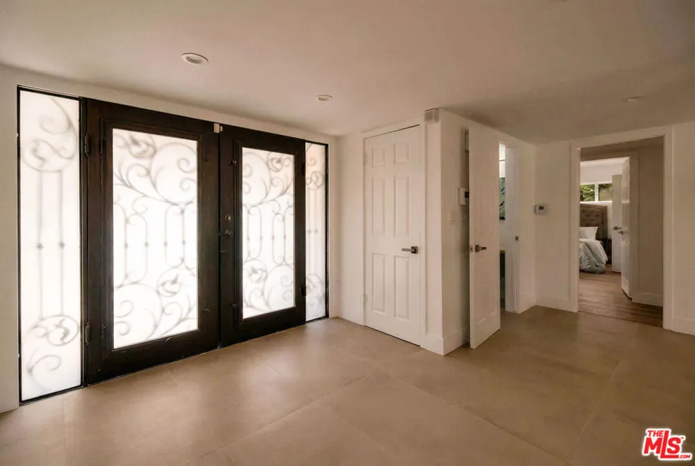16047 Meadowcrest Road Sherman Oaks, CA 91403