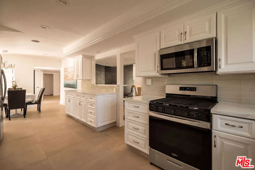 16047 Meadowcrest Road Sherman Oaks, CA 91403