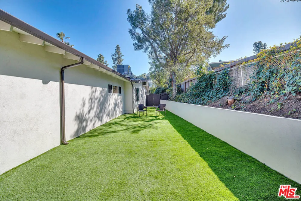 16047 Meadowcrest Road Sherman Oaks, CA 91403