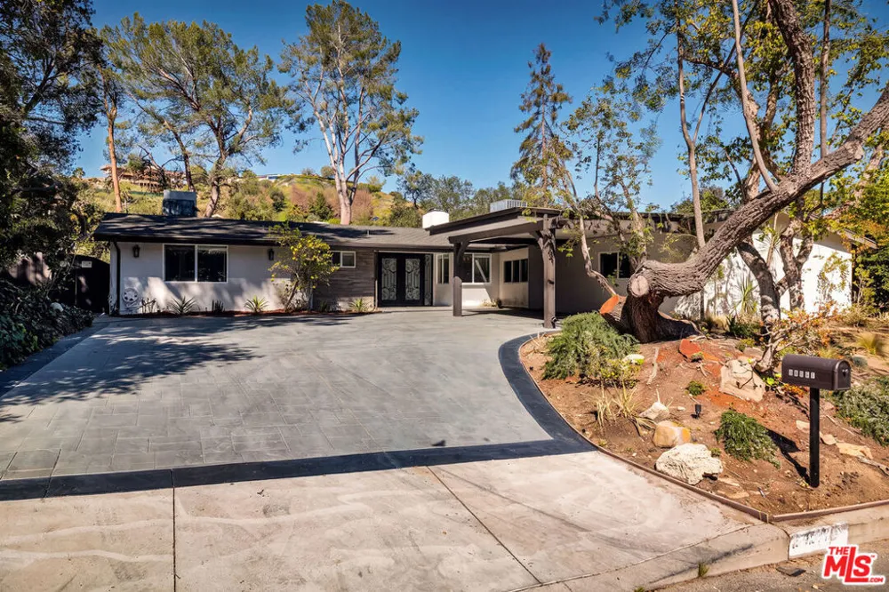 16047 Meadowcrest Road Sherman Oaks, CA 91403