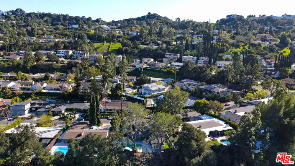 16047 Meadowcrest Road Sherman Oaks, CA 91403