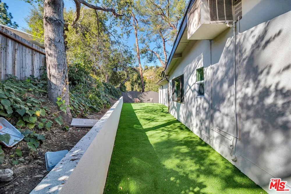 16047 Meadowcrest Road Sherman Oaks, CA 91403